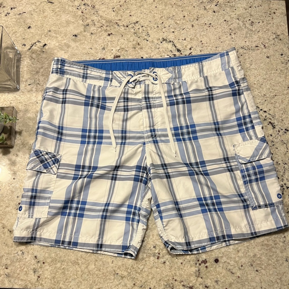 Old Navy XL Swim trunks in Wht/blue- Excellent condition